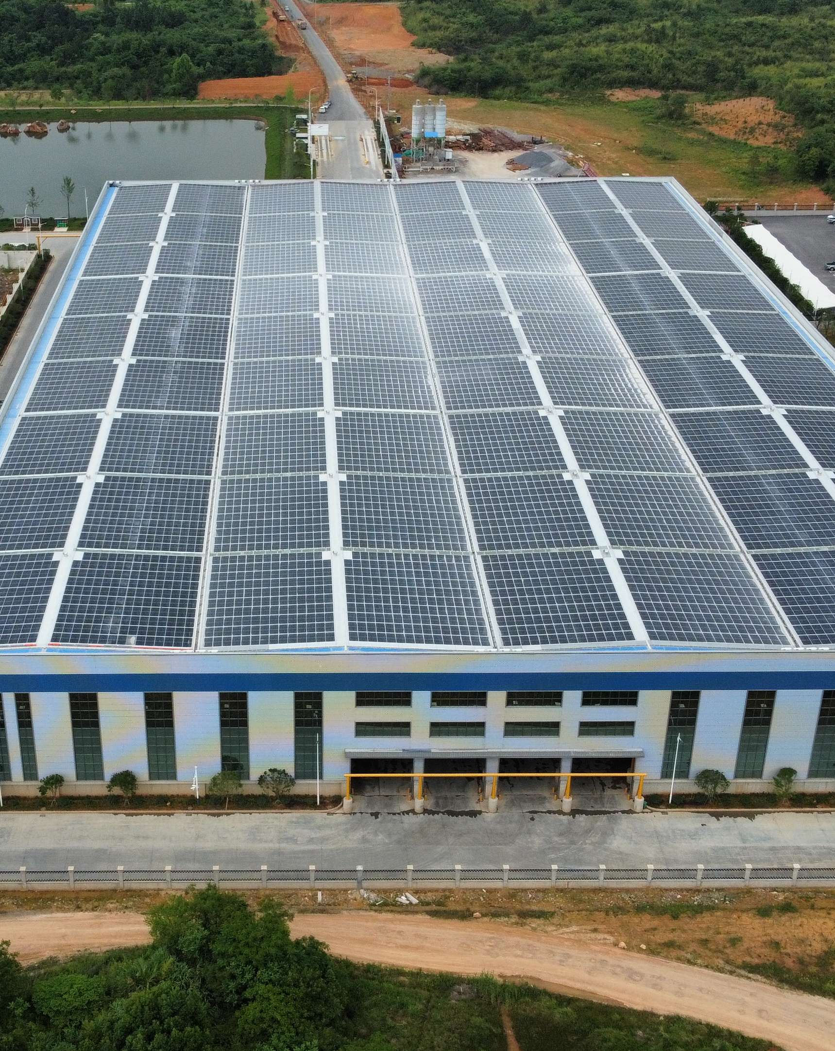 2022年4月，，，安徽池州汇成物资4MW光伏发电BIPV项目，，，年发电约400万度，，，知足约40%用电需求.jpg